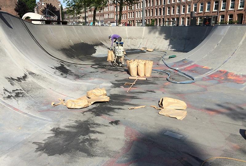 Bijna alle verf is verdwenen bij de skatebaan dankzij het zandstralen.